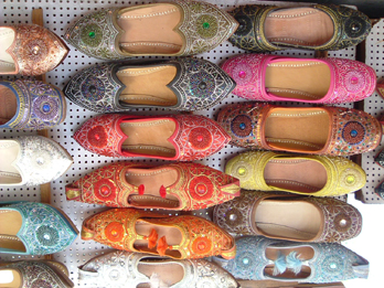 Le scarpe colorate a Jaipur, India
